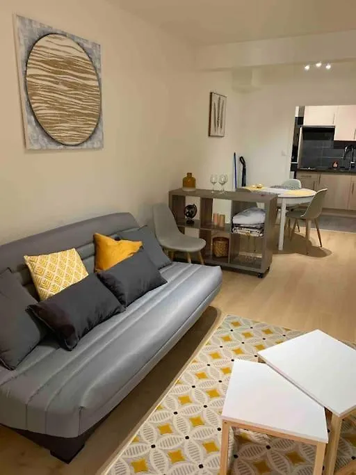 Aubenas : Beau Studio, Proche Du Chateau